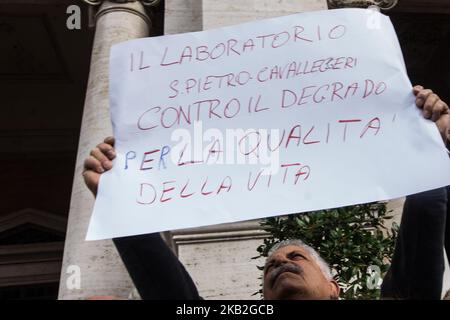 I cittadini di Roma, stanchi del continuo decadimento della città, si presentano davanti al Campidoglio di Roma il 27 ottobre 2018 a Roma (Foto di Andrea Ronchini/NurPhoto) Foto Stock