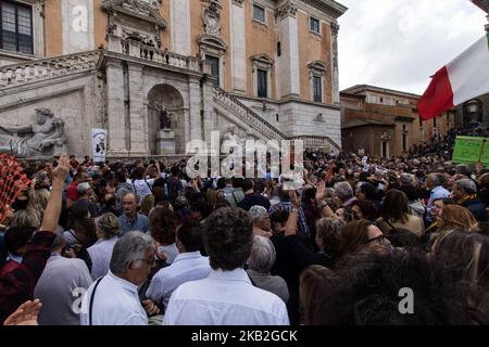I cittadini di Roma, stanchi del continuo decadimento della città, si presentano davanti al Campidoglio di Roma il 27 ottobre 2018 a Roma (Foto di Andrea Ronchini/NurPhoto) Foto Stock