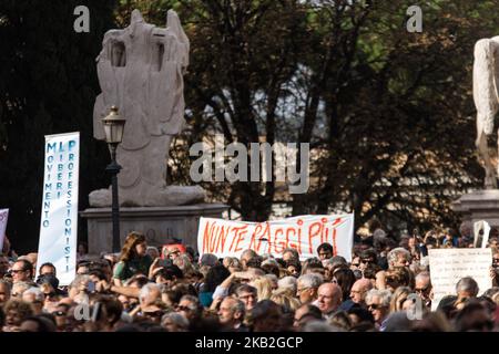 I cittadini di Roma, stanchi del continuo decadimento della città, si presentano davanti al Campidoglio di Roma il 27 ottobre 2018 a Roma (Foto di Andrea Ronchini/NurPhoto) Foto Stock