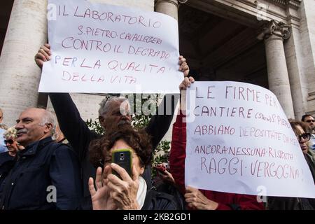 I cittadini di Roma, stanchi del continuo decadimento della città, si presentano davanti al Campidoglio di Roma il 27 ottobre 2018 a Roma (Foto di Andrea Ronchini/NurPhoto) Foto Stock