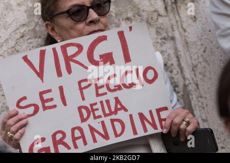 I cittadini di Roma, stanchi del continuo decadimento della città, si presentano davanti al Campidoglio di Roma il 27 ottobre 2018 a Roma (Foto di Andrea Ronchini/NurPhoto) Foto Stock