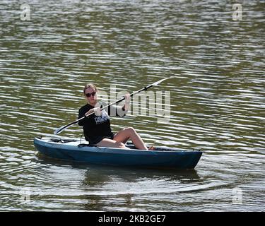 Una giovane donna prepara il kayak per una corsa nel parco statale Francis Slocum Lake 567 Mt Olivet Rd, Wyoming, PA 18644. Luzerne, contea. Kingston Township. Foto Stock