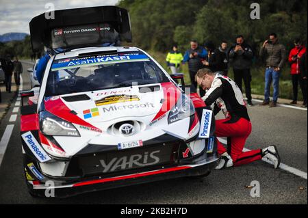 Il pilota finlandese, Jar-Matti Latvala che ha cambiato la ruota dopo la rottura della ruota anteriore sinistra, durante l'ultima giornata del WRC Rally Racc Catalunya Costa Daurada, il 28 ottobre 2018 a Salou, Spagna. (Foto di Joan Cros/NurPhoto) Foto Stock