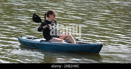 Una giovane donna prepara il kayak per una corsa nel parco statale Francis Slocum Lake 567 Mt Olivet Rd, Wyoming, PA 18644. Luzerne, contea. Kingston Township. Foto Stock