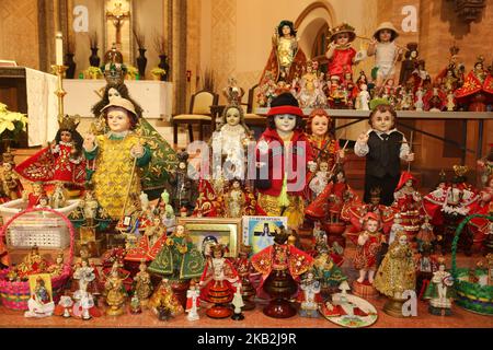 Le statue di Santo Niño portate dalle case dei cattolici filippini sono posate lungo il pavimento della chiesa in attesa di essere benedette durante una messa speciale che celebra la festa di Santo Niño de Cebú a Toronto, Ontario, Canada. La devozione al Santo Niño, un'immagine di Gesù come un ragazzino tipicamente vestito da re, è un pilastro della vita cattolica filippina. Statue e immagini di Santo Niño si trovano in quasi tutte le case filippine, perché i filippini credono che il Santo Niño sia il loro protettore e abbia il potere di concedere e rispondere alle loro preghiere. (Foto di Creative Touch Imaging Ltd./NurPhoto Foto Stock