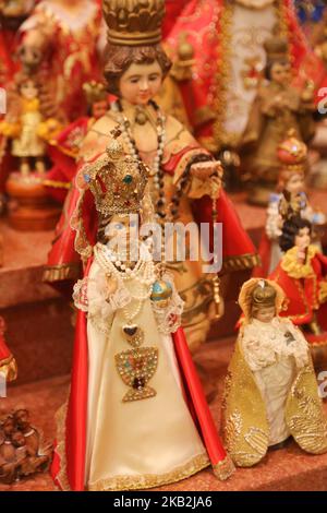 Le statue di Santo Niño portate dalle case dei cattolici filippini sono posate lungo il pavimento della chiesa in attesa di essere benedette durante una messa speciale che celebra la festa di Santo Niño de Cebú a Toronto, Ontario, Canada. La devozione al Santo Niño, un'immagine di Gesù come un ragazzino tipicamente vestito da re, è un pilastro della vita cattolica filippina. Statue e immagini di Santo Niño si trovano in quasi tutte le case filippine, perché i filippini credono che il Santo Niño sia il loro protettore e abbia il potere di concedere e rispondere alle loro preghiere. (Foto di Creative Touch Imaging Ltd./NurPhoto Foto Stock