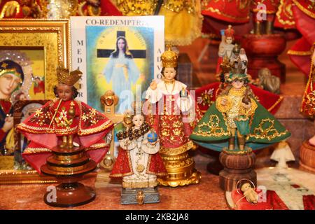 Le statue di Santo Niño portate dalle case dei cattolici filippini sono posate lungo il pavimento della chiesa in attesa di essere benedette durante una messa speciale che celebra la festa di Santo Niño de Cebú a Toronto, Ontario, Canada. La devozione al Santo Niño, un'immagine di Gesù come un ragazzino tipicamente vestito da re, è un pilastro della vita cattolica filippina. Statue e immagini di Santo Niño si trovano in quasi tutte le case filippine, perché i filippini credono che il Santo Niño sia il loro protettore e abbia il potere di concedere e rispondere alle loro preghiere. (Foto di Creative Touch Imaging Ltd./NurPhoto Foto Stock