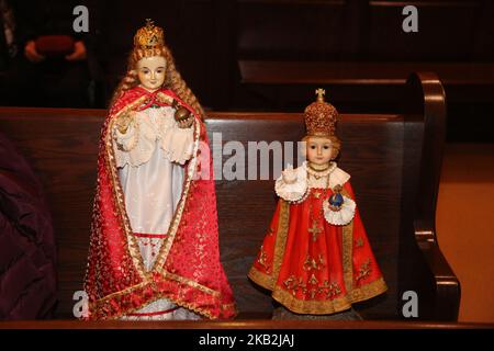 Statue di Santo Niño portate dalle case dei cattolici filippini riposano in un pisello prima di essere benedette durante una speciale messa che celebra la festa di Santo Niño de Cebú a Toronto, Ontario, Canada. La devozione al Santo Niño, un'immagine di Gesù come un ragazzino tipicamente vestito da re, è un pilastro della vita cattolica filippina. Statue e immagini di Santo Niño si trovano in quasi tutte le case filippine, perché i filippini credono che il Santo Niño sia il loro protettore e abbia il potere di concedere e rispondere alle loro preghiere. (Foto di Creative Touch Imaging Ltd./NurPhoto) Foto Stock