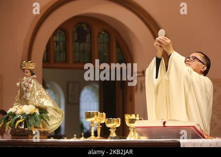 Il sacerdote cattolico filippino compie la comunione durante una speciale messa che celebra la festa di Santo Niño de Cebú a Toronto, Ontario, Canada. La devozione al Santo Niño, un'immagine di Gesù come un ragazzino tipicamente vestito da re, è un pilastro della vita cattolica filippina. (Foto di Creative Touch Imaging Ltd./NurPhoto) Foto Stock