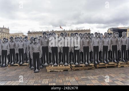 Immagini di membri uccisi e dispersi dell'Unione Patriottica (UP), esposte durante un omaggio alle vittime del conflitto armato colombiano a Piazza Bolivar a Bogotà, Colombia, il 29 ottobre 2018. L'Unione patriottica è stata un partito politico colombiano di sinistra fondato dalla guerriglia di sinistra delle FARC e dal Partito comunista colombiano nel 1985, nell'ambito dei negoziati di pace che i guerriglieri hanno condotto con l'amministrazione conservatrice Belisario Betancur. I loro leader sono stati sistematicamente uccisi da squadroni di destra legati al militante colombiano. (Foto di Daniel Garzon Herazo/NurPhoto) Foto Stock