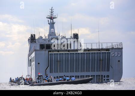 Un team di salvataggio passa vicino alla nave navale KRI banda Aceh, dove si è schiantato il volo Lion Air JT610 al largo della costa settentrionale della reggenza di Karawang, provincia di Giava Occidentale, Indonesia, martedì 30 ottobre, 2018. I soccorritori hanno recuperato resti umani e oggetti personali nel relitto, con tutti e 189 i passeggeri e l'equipaggio temuti morti. Il volo aereo Lion JT 610, in viaggio da Giacarta a Pangkal Pinang si è schiantato nel mare di Java lunedì mattina, poco dopo il decollo. (Foto di Andrew Lotulung/NurPhoto) Foto Stock