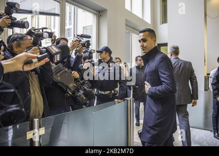 31/10/2018 Torino, Italia. Incontro al Palazzo della Regione sulla situazione dei lavoratori del Comital-Lamalù di Volpiano. Il Ministro del lavoro e dello sviluppo economico Luigi di Maio, con il Presidente della Regione Piemonte Sergio Chiamparino, discute della difficile situazione del lavoro in Piemonte. E' la prima riunione di un membro del governo dopo la perdita dell'offerta olimpica e la probabile decisione di fermare il progetto del treno ad alta velocità (TAV). Nella foto : di Maio parla con i giornalisti. (Foto di Mauro Ujetto/NurPhoto) Foto Stock