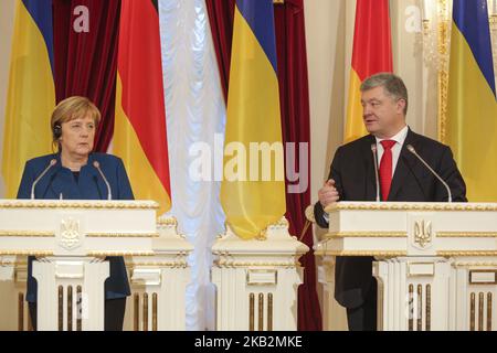 Il Cancelliere federale di Germania Angela Merkel (L) e il Presidente dell'Ucraina Petro Poroshenko (R) sono visti dopo i negoziati durante il loro incontro con i giornalisti ucraini e stranieri a Kiev, Ucraina, 1 novembre 2018. Il Partito Cristiano democratico Tedesco, CDU, presidente e cancelliere Angela Merkel annuncia durante la conferenza stampa del 29 ottobre 2018 che si dimetterà come capo del suo partito conservatore dopo 18 anni in dicembre e non cercherà un quinto mandato come cancelliere tedesco. (Foto di Sergii Kharchenko/NurPhoto) Foto Stock