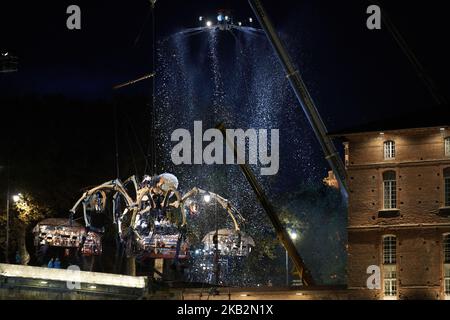 Ariane venire a riposare sotto la neve falsa sul Pont-Neuf a tolosa. La prima scena del 'Gardien du Temple' è il risveglio di Ariane (Ariane è rappresentato da un gigantesco ragno che pesa 38 tonnellate metriche e 13 m di altezza). Migliaia di persone vennero a vedere il risveglio di Ariane. La compagnia teatrale di strada 'la Machine' torna a Tolosa con i loro personaggi giganti in una prima mondiale. I personaggi suoneranno durante quattro giorni una storia dal titolo "le Gardien du Temple" basata sul Minotaur'story. Tolosa. Francia. Novembre 1st 2018. (Foto di Alain Pitton/NurPhoto) Foto Stock