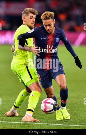 Neymar Jr #10 (PSG) passa Xeka #8 (LOSC) durante la partita francese Ligue 1 tra Paris Saint-Germain (PSG) e Lille (LOSC) allo stadio Parc des Princes il 2 novembre 2018 a Parigi, Francia. (Foto di Julien Mattia/NurPhoto) Foto Stock