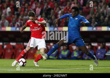 Alejandro Grimaldo di Benfica (L) vies per la palla con Mamadou ndiaye di Moreirense (R) durante la partita di calcio della Lega Portoghese tra SL Benfica e Moreirense FC allo stadio Luz di Lisbona, Portogallo, il 2 novembre 2018. (Foto di Carlos Palma/NurPhoto) Foto Stock