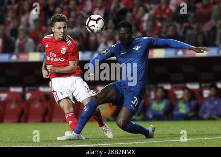 Alejandro Grimaldo di Benfica (L) vies per la palla con Mamadou ndiaye di Moreirense (R) durante la partita di calcio della Lega Portoghese tra SL Benfica e Moreirense FC allo stadio Luz di Lisbona, Portogallo, il 2 novembre 2018. (Foto di Carlos Palma/NurPhoto) Foto Stock