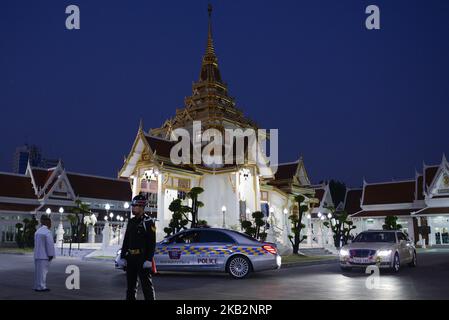 Un ufficiale di polizia militare tailandese è in guardia nella cerimonia funeraria di Vichai Srivaddhanaprabha, defunto presidente del Leicester City Football Club, a Bangkok, Thailandia il 3 novembre 2018. (Foto di Anusak Laowilas/NurPhoto) Foto Stock