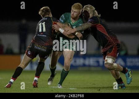 Darragh leader del Connacht affrontato da Will Talbot Davies e Richard Hibbard di Dragons durante la Guinness PRO14 partita tra Connacht Rugby e Dragons allo Sportsground di Galway, Irlanda il 3 novembre 2018 (Foto di Andrew Surma/NurPhoto) Foto Stock