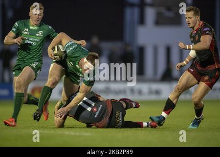 Tom McCartney di Connacht affrontato da Will Talbot Davies di Dragons durante la Guinness PRO14 partita tra Connacht Rugby e Dragons allo Sportsground di Galway, Irlanda il 3 novembre 2018 (Foto di Andrew Surma/NurPhoto) Foto Stock