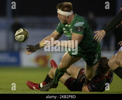 Tom McCartney di Connacht affrontato da Will Talbot Davies di Dragons durante la Guinness PRO14 partita tra Connacht Rugby e Dragons allo Sportsground di Galway, Irlanda il 3 novembre 2018 (Foto di Andrew Surma/NurPhoto) Foto Stock