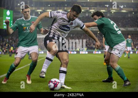 Patrick Hoban di Dundalk combatte per la palla con Barry McNamee e Garry Buckley di Cork durante la finale della Coppa fai di Irish Daily Mail tra il Cork City FC e il Dundalk FC allo stadio Aviva di Dublino, Irlanda il 4 novembre 2018 (Foto di Andrew Surma/NurPhoto) Foto Stock