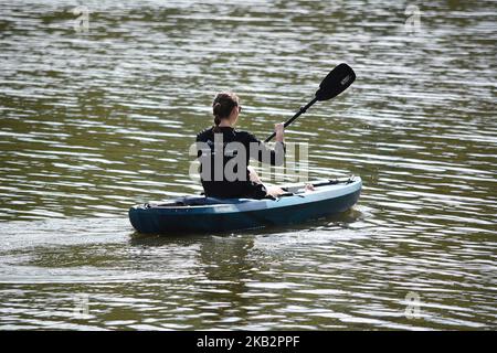 Una giovane donna prepara il kayak per una corsa nel parco statale Francis Slocum Lake 567 Mt Olivet Rd, Wyoming, PA 18644. Luzerne, contea. Kingston Township. Foto Stock