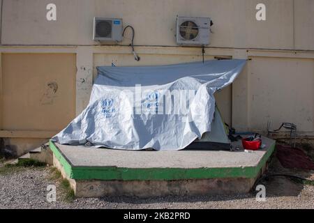 Tende di nuovi arrivati nel campo profughi di Diavata, Grecia, il 2 novembre 2018. Il campo profughi di Diavata è un ex campo militare convertito con il nome di Anagnostopoulou vicino alla città di Diavata. Il campo lavora vicino o sopra la sua capacità. I rifugiati registrati vivono in case prefabbricate, ma ogni giorno ci sono nuovi arrivi di rifugiati che rimangono in tende perché non c'è spazio a disposizione. (Foto di Nicolas Economou/NurPhoto) Foto Stock