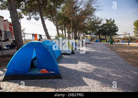 Tende di nuovi arrivati nel campo profughi di Diavata, Grecia, il 2 novembre 2018. Il campo profughi di Diavata è un ex campo militare convertito con il nome di Anagnostopoulou vicino alla città di Diavata. Il campo lavora vicino o sopra la sua capacità. I rifugiati registrati vivono in case prefabbricate, ma ogni giorno ci sono nuovi arrivi di rifugiati che rimangono in tende perché non c'è spazio a disposizione. (Foto di Nicolas Economou/NurPhoto) Foto Stock