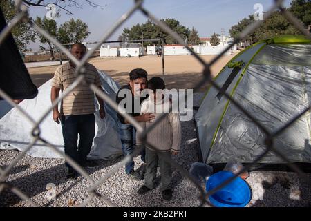 Tende di nuovi arrivati nel campo profughi di Diavata, Grecia, il 2 novembre 2018. Il campo profughi di Diavata è un ex campo militare convertito con il nome di Anagnostopoulou vicino alla città di Diavata. Il campo lavora vicino o sopra la sua capacità. I rifugiati registrati vivono in case prefabbricate, ma ogni giorno ci sono nuovi arrivi di rifugiati che rimangono in tende perché non c'è spazio a disposizione. (Foto di Nicolas Economou/NurPhoto) Foto Stock