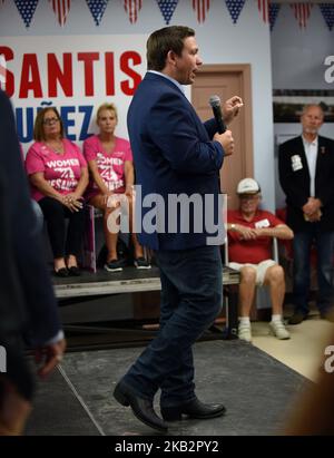 South Daytona Beach, Florida, Stati Uniti - il candidato gubernatorial della Florida Ron DeSantis si rivolge ai sostenitori in un rally di campagna il 4 novembre 2018 presso la sede centrale del Comitato Esecutivo Repubblicano della contea di Volusia a South Daytona Beach, Florida. Con le elezioni a due giorni di distanza, DeSantis è in stretta gara con il suo sfidante democratico, il sindaco di Tallahassee Andrew Gillum. (Foto di Paul Hennessy/NurPhoto) Foto Stock