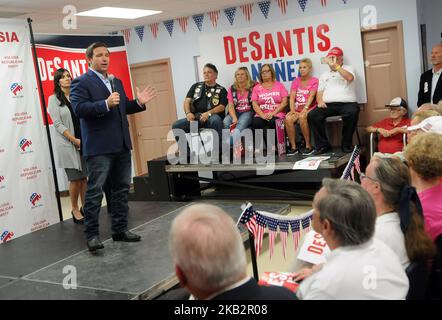 South Daytona Beach, Florida, Stati Uniti - il candidato gubernatorial della Florida Ron DeSantis si rivolge ai sostenitori in un rally di campagna il 4 novembre 2018 presso la sede centrale del Comitato Esecutivo Repubblicano della contea di Volusia a South Daytona Beach, Florida. Con le elezioni a due giorni di distanza, DeSantis è in stretta gara con il suo sfidante democratico, il sindaco di Tallahassee Andrew Gillum. (Foto di Paul Hennessy/NurPhoto) Foto Stock