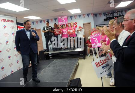 South Daytona Beach, Florida, Stati Uniti - il candidato gubernatorial della Florida Ron DeSantis si rivolge ai sostenitori in un rally di campagna il 4 novembre 2018 presso la sede centrale del Comitato Esecutivo Repubblicano della contea di Volusia a South Daytona Beach, Florida. Con le elezioni a due giorni di distanza, DeSantis è in stretta gara con il suo sfidante democratico, il sindaco di Tallahassee Andrew Gillum. (Foto di Paul Hennessy/NurPhoto) Foto Stock