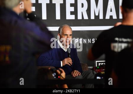 Wilkes barre, Stati Uniti. 03rd Nov 2022. Il senatore statunitense Bob Casey parla a un evento di campagna per John Fetterman. Pennsylvania Lt. Gov. John Fetterman, un candidato democratico per il Senato degli Stati Uniti che corre contro Mehmet Oz ha parlato con i sostenitori di una campagna elettorale in vista delle elezioni di martedì. Credit: SOPA Images Limited/Alamy Live News Foto Stock