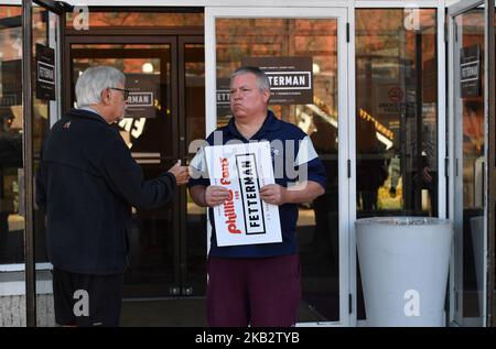 Wilkes barre, Stati Uniti. 03rd Nov 2022. Un uomo tiene un tifoso Phillies per Fetterman campagna segno. Pennsylvania Lt. Gov. John Fetterman, un candidato democratico per il Senato degli Stati Uniti che corre contro Mehmet Oz ha parlato con i sostenitori di una campagna elettorale in vista delle elezioni di martedì. Credit: SOPA Images Limited/Alamy Live News Foto Stock