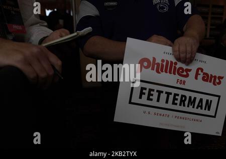 Wilkes barre, Stati Uniti. 03rd Nov 2022. Un uomo tiene un tifoso Phillies per Fetterman campagna segno. Pennsylvania Lt. Gov. John Fetterman, un candidato democratico per il Senato degli Stati Uniti che corre contro Mehmet Oz ha parlato con i sostenitori di una campagna elettorale in vista delle elezioni di martedì. Credit: SOPA Images Limited/Alamy Live News Foto Stock