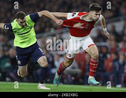 Londra, Inghilterra, 3rd novembre 2022. Kieran Tierney of Arsenal ha la sua camicia strappata come lui è sfidato da Nikola Boranijašević di Zurigo durante la partita UEFA Europa League presso l'Emirates Stadium, Londra. L'accreditamento dell'immagine dovrebbe leggere: Paul Terry / Sportimage Foto Stock