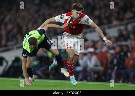 Londra, Inghilterra, 3rd novembre 2022. Kieran Tierney of Arsenal ha tirato la camicia mentre viene sfidato da Nikola Boranijašević di Zurigo durante la partita della UEFA Europa League presso l'Emirates Stadium, Londra. L'accreditamento dell'immagine dovrebbe leggere: Paul Terry / Sportimage Foto Stock