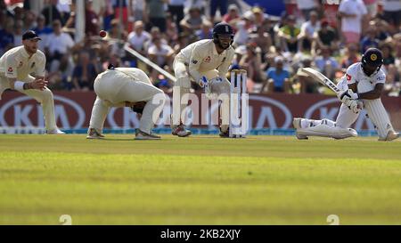 Il cricketer dello Sri Lanka Niroshan Dickwella gioca un colpo il cricketer dell'Inghilterra Rory Burns (2L) è colpito durante il gioco di 2nd giorni della prima partita di cricket di prova tra lo Sri Lanka e l'Inghilterra allo stadio di cricket internazionale di Galle, Galle, Sri Lanka. 11-07-2018 (Foto di Tharaka Basnayaka/NurPhoto) Foto Stock