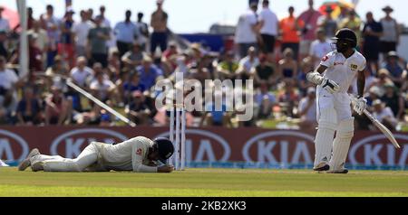 Il cricketer dello Sri Lanka Niroshan Dickwella guarda come il cricketer inglese Rory Burns (L) si trova giù dopo essere stato colpito durante il gioco di 2nd giorni della prima partita di cricket di prova tra lo Sri Lanka e l'Inghilterra allo stadio di cricket internazionale di Galle, Galle, Sri Lanka. 11-07-2018 (Foto di Tharaka Basnayaka/NurPhoto) Foto Stock