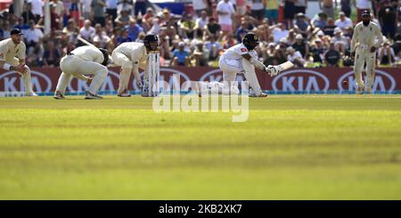 Il cricketer dello Sri Lanka Niroshan Dickwella gioca un colpo il cricketer dell'Inghilterra Rory Burns (2L) reagisce durante il gioco di 2nd giorni della prima partita di cricket di prova tra lo Sri Lanka e l'Inghilterra allo stadio di cricket internazionale di Galle, Galle, Sri Lanka. 11-07-2018 (Foto di Tharaka Basnayaka/NurPhoto) Foto Stock