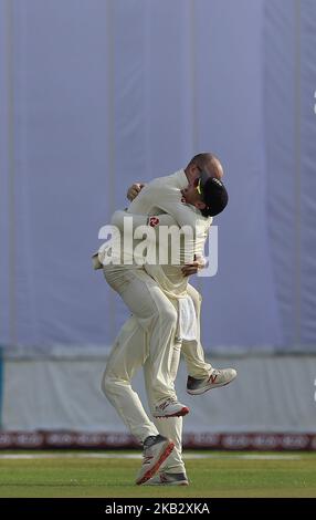 Inghilterra il cricket Jack Leach festeggia con Jos Butler dopo aver preso un wicket durante il gioco di 2nd giorni della prima partita di cricket di prova tra lo Sri Lanka e l'Inghilterra allo stadio di cricket internazionale Galle, Galle, Sri Lanka. 11-07-2018 (Foto di Tharaka Basnayaka/NurPhoto) Foto Stock