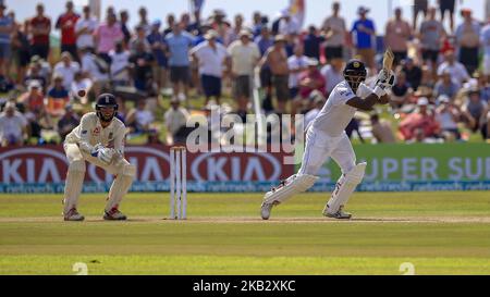 Il cricket dello Sri Lanka Angelo Mathews gioca un colpo mentre il guardiano inglese ben Foakes (L) guarda durante il 2nd° giorno di gioco della prima partita di cricket di prova tra Sri Lanka e Inghilterra allo stadio internazionale di cricket di Galle, Galle, Sri Lanka, il 7 novembre 2018. (Foto di Tharaka Basnayaka/NurPhoto) Foto Stock