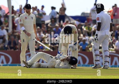 Inghilterra il cricket Rory Burns si trova in fondo dopo essere stato colpito da un colpo giocato dal cricket dello Sri Lanka Niroshan Dickwella (non visto) durante il gioco di 2nd giorni della prima partita di cricket di prova tra lo Sri Lanka e l'Inghilterra allo stadio di cricket internazionale di Galle, Galle, Sri Lanka. 11-07-2018 (Foto di Tharaka Basnayaka/NurPhoto) Foto Stock