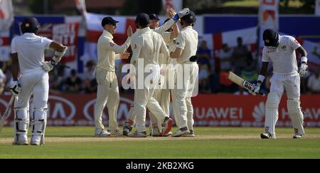 Inghilterra cricketers celebra come Angelo Mathews cricketer Sri Lanka cammina indietro dopo il suo licenziamento durante il gioco di 2nd giorni della prima partita di cricket di prova tra Sri Lanka e Inghilterra allo stadio di cricket Galle International, Galle, Sri Lanka. 11-07-2018 (Foto di Tharaka Basnayaka/NurPhoto) Foto Stock