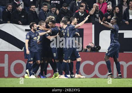 La squadra del Manchester United festeggia dopo che il difensore della Juventus Alex Sandro (12) ha segnato il proprio gol durante la partita di calcio n.4 DELLA UEFA Champions League Group Stage JUVENTUS - MANCHESTER UNITED il 07/11/2018 allo stadio Allianz di Torino. (Foto di Matteo Bottanelli/NurPhoto) Foto Stock