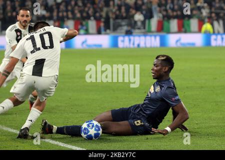 Paulo Dybala #10 della Juventus FC compete per la palla con Paul Pogga #6 del Manchester United durante la partita H del gruppo UEFA Champions League tra Juventus FC e Manchester United allo stadio Allianz il 07 novembre 2018 a Torino. (Foto di Giuseppe Cottini/NurPhoto) Foto Stock