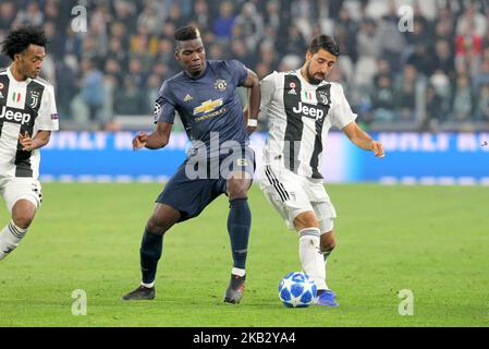 Paul Pamba (Manchester Utd. FC) e Sami Khedira (Juventus FC) compete per la palla durante la partita della UEFA Champions League tra Juventus FC e Manchester United FC, allo stadio Allianz il 07 novembre 2018 a Torino. Juventus FC ha perso 1-2 contro il Manchester United. (Foto di Massimiliano Ferraro/NurPhoto) Foto Stock