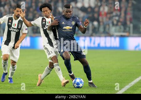 Paul Pamba (Manchester Utd. FC) e Juan Cuadrado (Juventus FC) compete per la palla durante la partita della UEFA Champions League tra Juventus FC e Manchester United FC, allo stadio Allianz il 07 novembre 2018 a Torino. Juventus FC ha perso 1-2 contro il Manchester United. (Foto di Massimiliano Ferraro/NurPhoto) Foto Stock