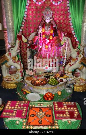 Idolo ornato della dea Lakshmi (dea Laxmi) durante il festival di Diwali (Deepawali) in un tempio indù a Toronto, Ontario, Canada il 7 novembre 2018. Lakshmi è la dea indù della ricchezza e della prosperità. (Foto di Creative Touch Imaging Ltd./NurPhoto) Foto Stock